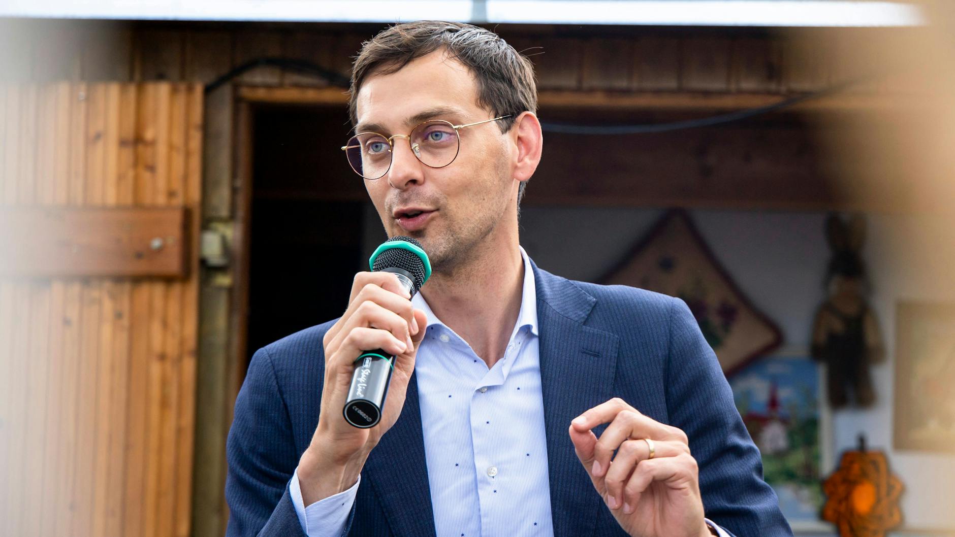 Neuköllns Bezirksbürgermeister Martin Hikel will eine Impfpflicht für bestimmte Berufsgruppen (Archivbild).