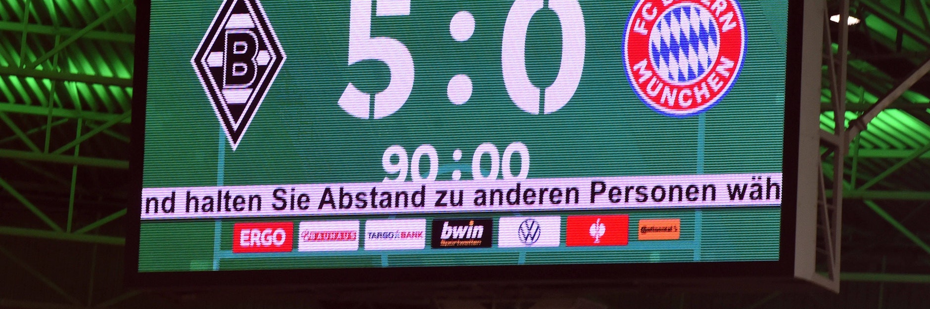 Weil es für die meisten Fußball-Fans im Land so schön ist: Hier noch einmal Weiß auf Grün der Endstand beim Pokal-Aus der Bayern in Gladbach.