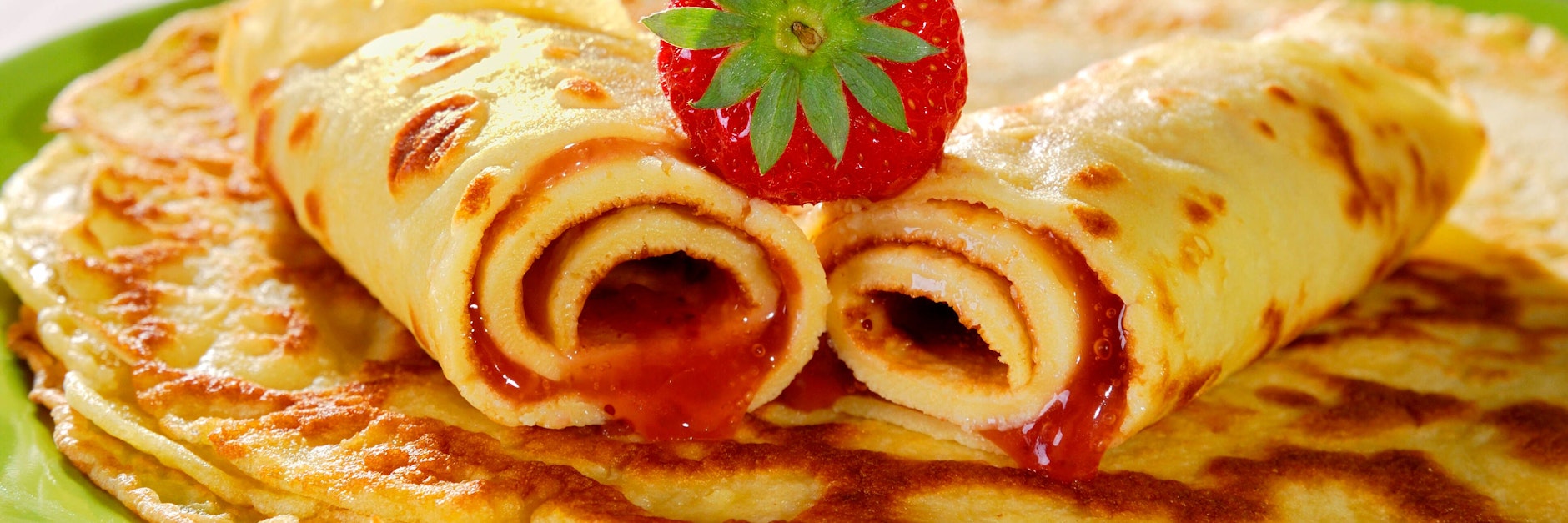 Eierkuchen sind schnell gemacht und schmecken einfach allen - am besten werden die Plinsen mit Apfelmus oder Zimt und Zucker serviert.