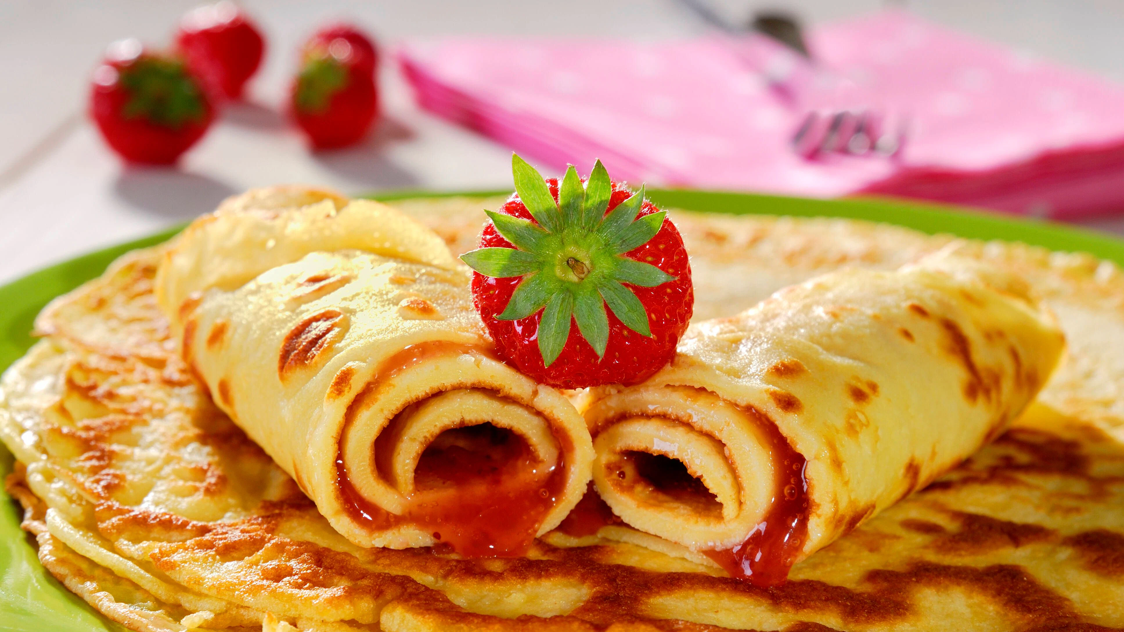 Eierkuchen sind schnell gemacht und schmecken einfach allen - am besten werden die Plinsen mit Apfelmus oder Zimt und Zucker serviert.