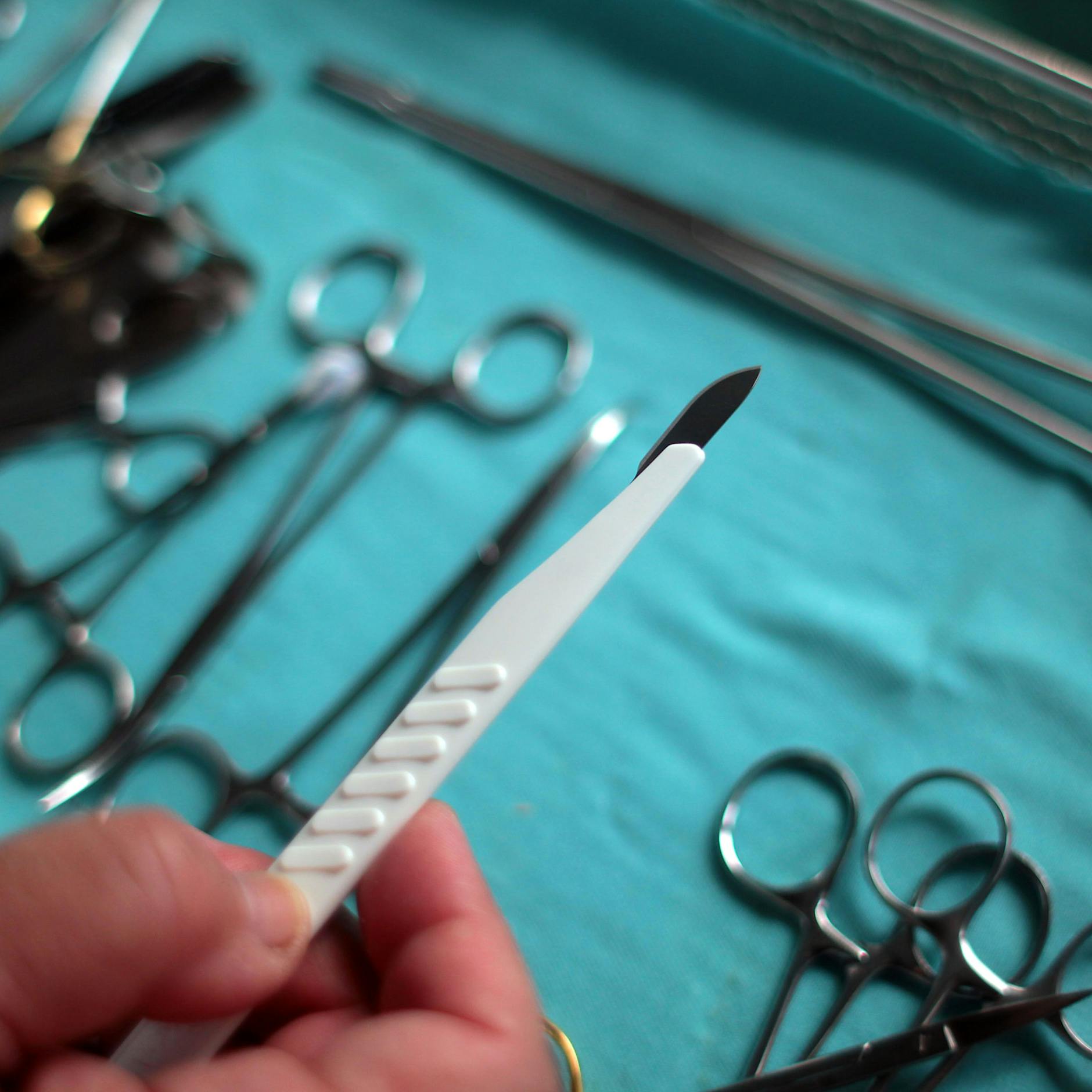 Acht Männer wollten sich kastrieren lassen, da griff ein Elektriker zum Skalpell – mit tödlichen Folgen!