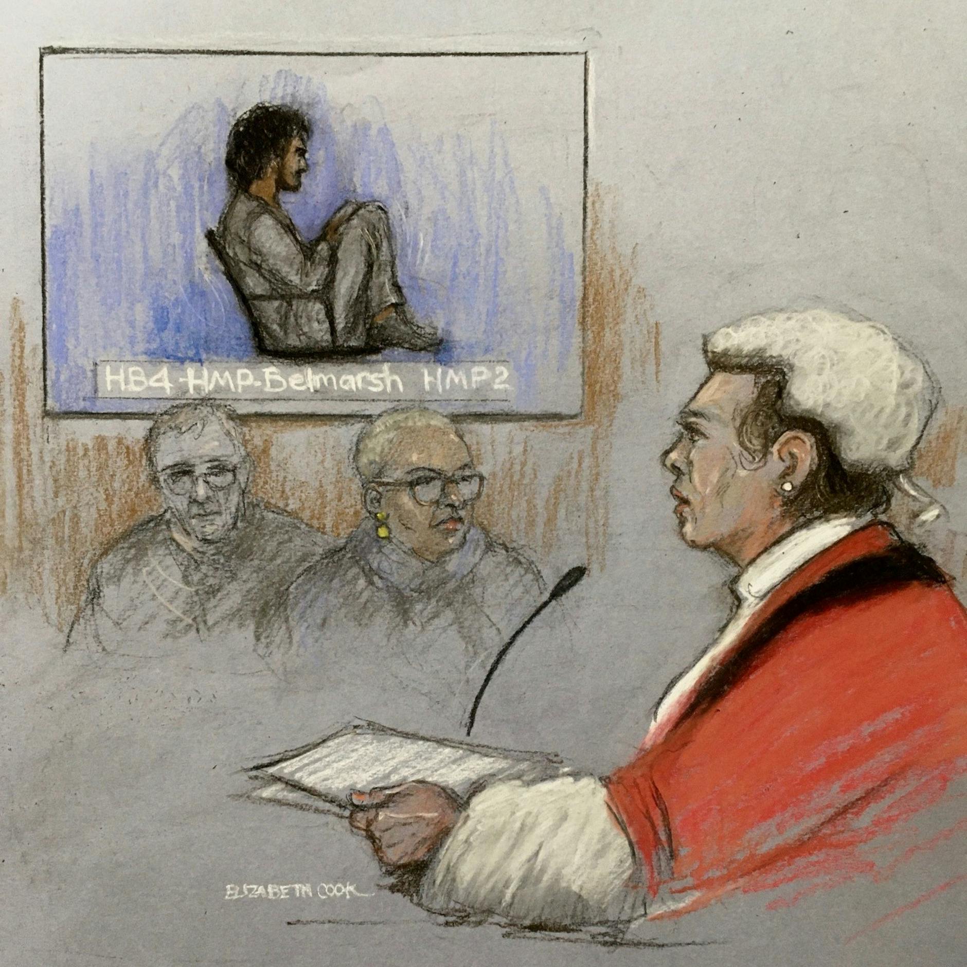 Eine Gerichtszeichnung von Elizabeth Cook zeigt einen 19-Jährigen (oben, Monitor) bei seiner Verurteilung durch Frau Richterin Whipple (r) im Strafgericht Old Bailey der per Videoschalte aus dem HMP Belmarsh vor Gericht erschien.