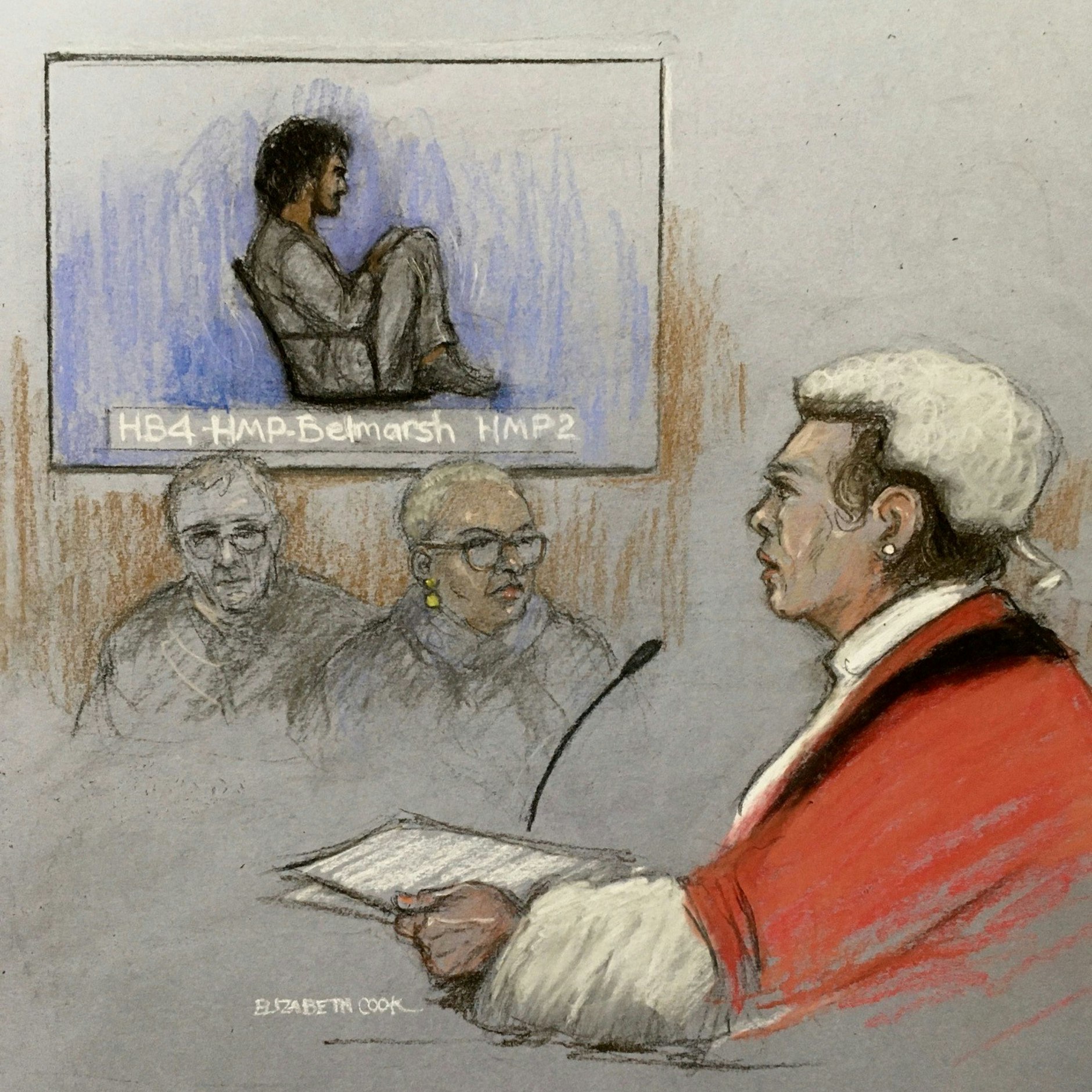 Eine Gerichtszeichnung von Elizabeth Cook zeigt einen 19-Jährigen (oben, Monitor) bei seiner Verurteilung durch Frau Richterin Whipple (r) im Strafgericht Old Bailey der per Videoschalte aus dem HMP Belmarsh vor Gericht erschien.