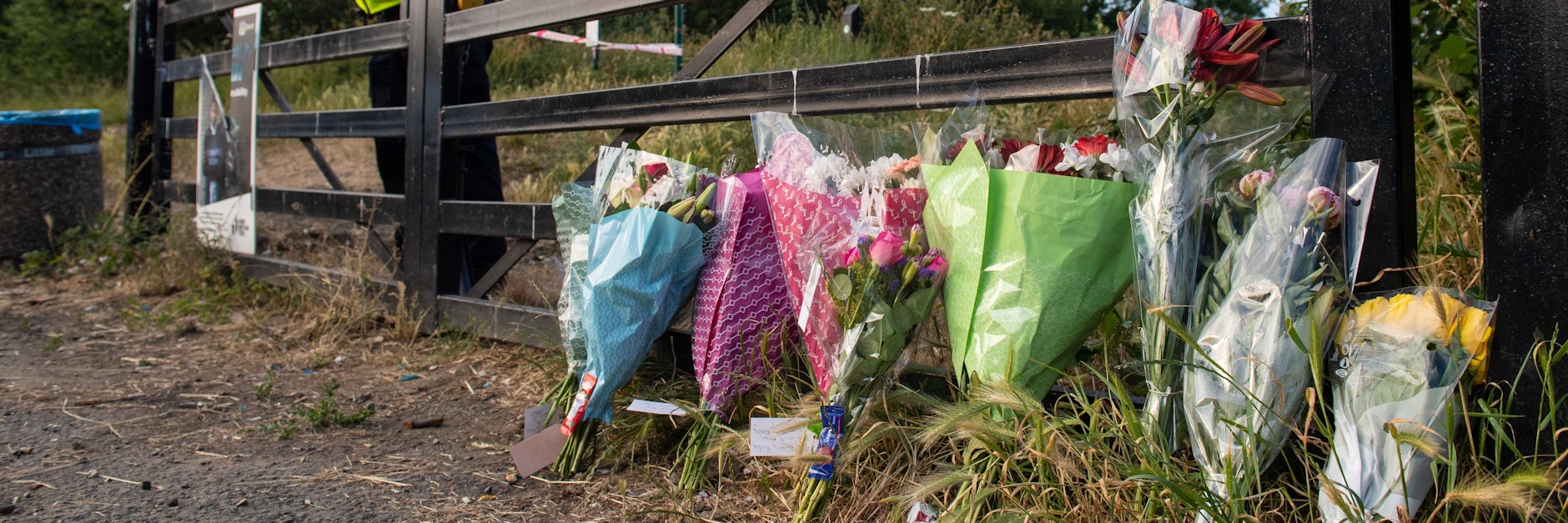 Blumen liegen am Eingang des Fryent Country Park in Wembley, wo die beiden Schwestern im Alter von 46 und 27 Jahren erstochen wurden.