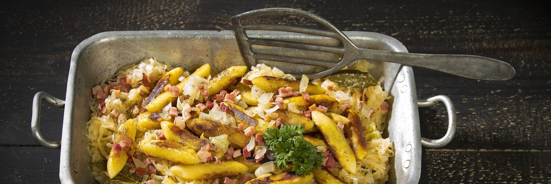 Leckeres Rezept mit Schupfnudeln: Schupfnudel-Pfanne mit Speck und Kraut ist einfach köstlich!