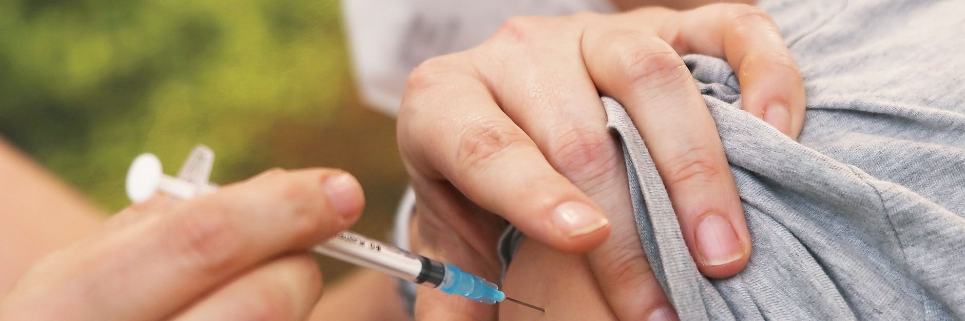 Noch ist unklar, wie oft die breite Öffentlichkeit Auffrischungsdosen des Corona-Impfstoffs benötigt.