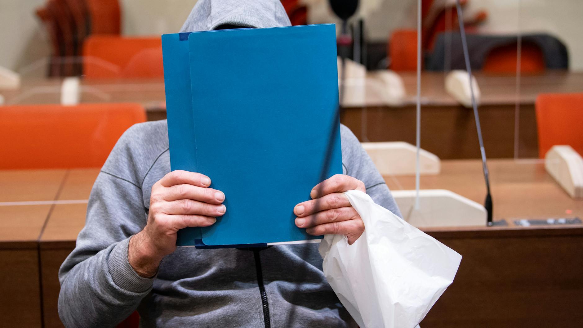 Horst B sitzt wegen Mordes durch Unterlassen vor Prozessbeginn im Gerichtssaal.