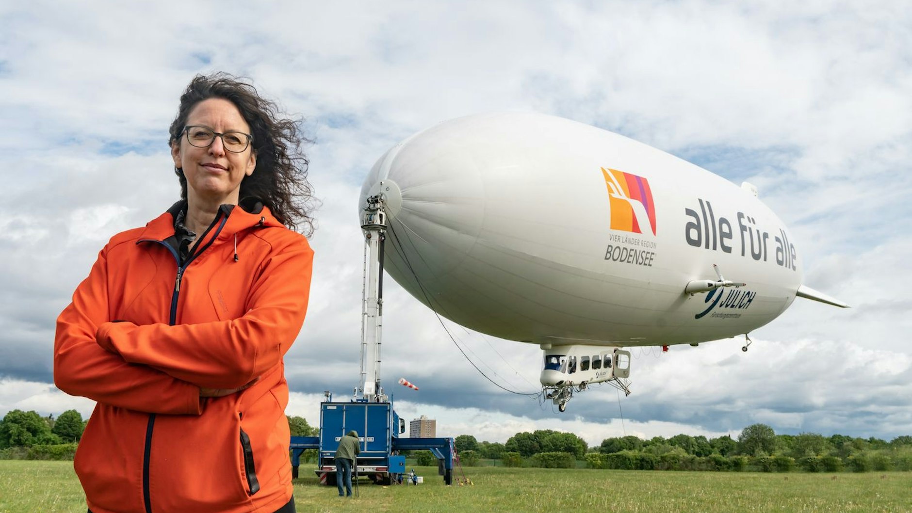 Die Jülicher Klimaforscherin Astrid Kiendler-Scharr mit Zeppelin für Luftmessungen