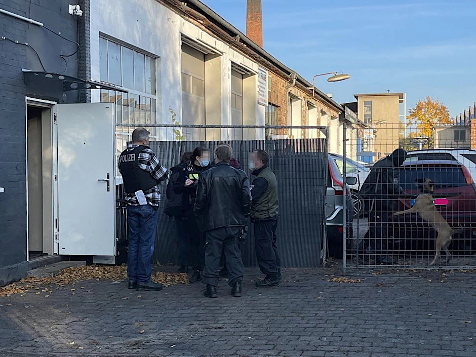 Einsatzkräfte der Polizei Berlin stehen am Donnerstag auf einem Gewerbehof in der Liebermannstraße in Weißensee.