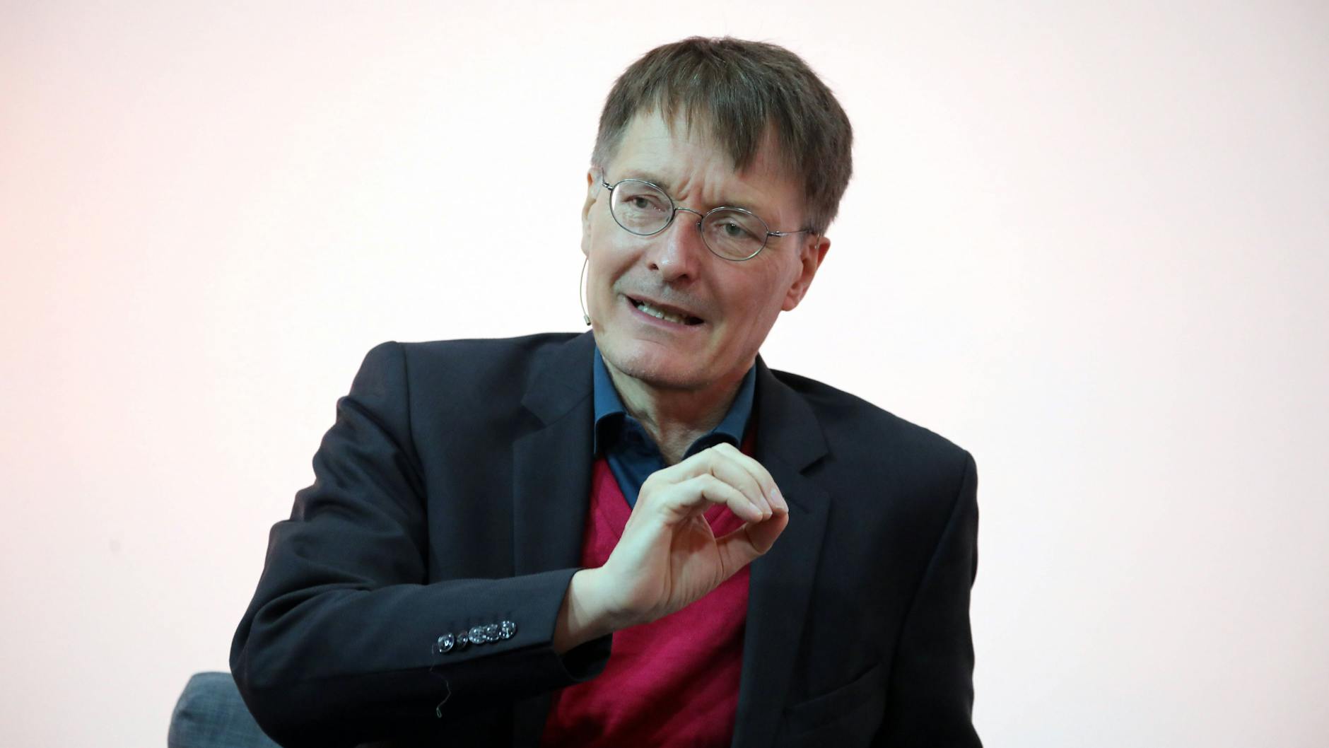 SPD-Gesundheitsexperte begrüßt die Ampel-Pläne zur Beendigung der Corona-Notlage.