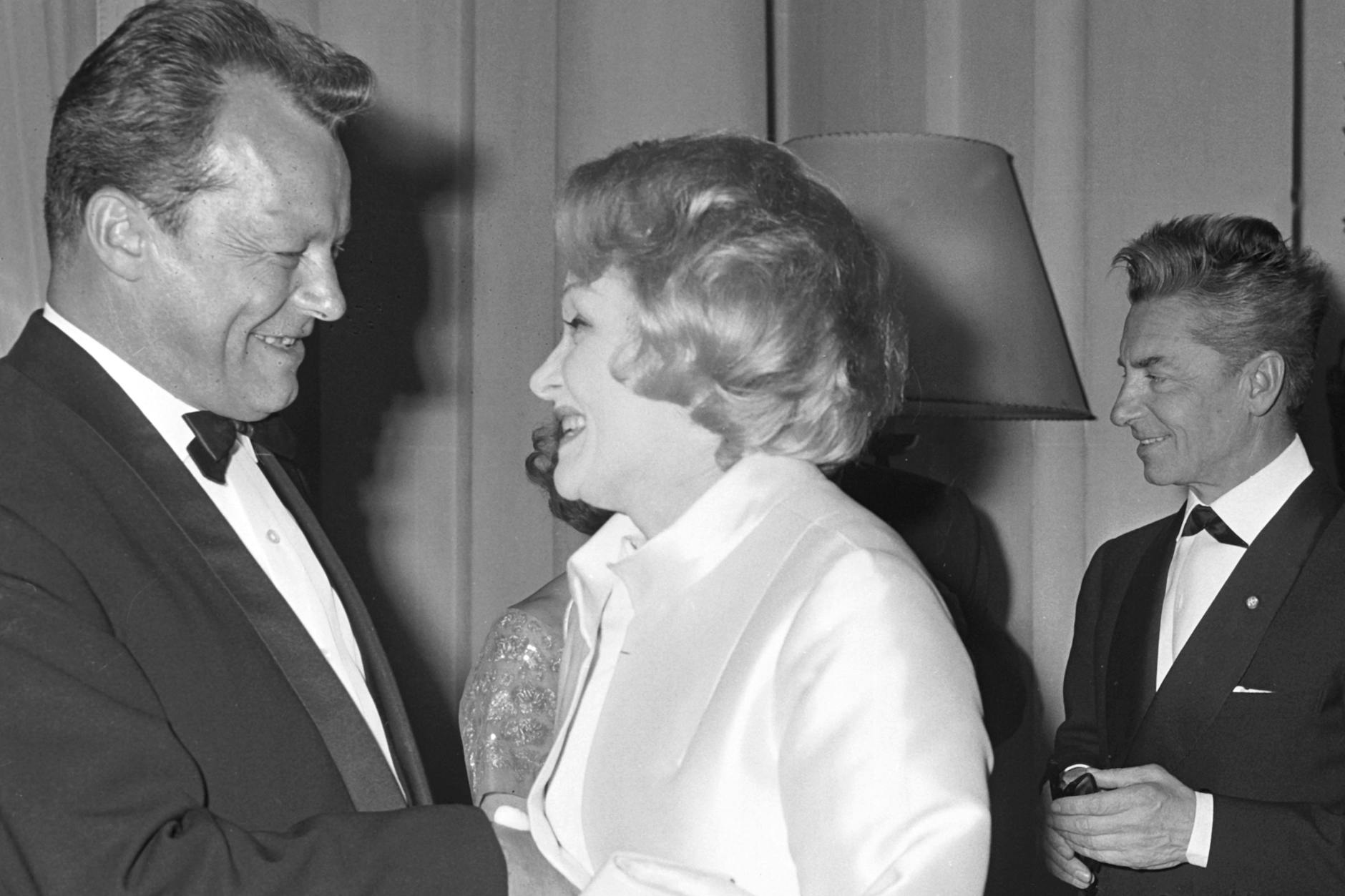 Bundeskanzler Willy Brandt mit Marlene Dietrich (M.) und Herbert von Karajan.