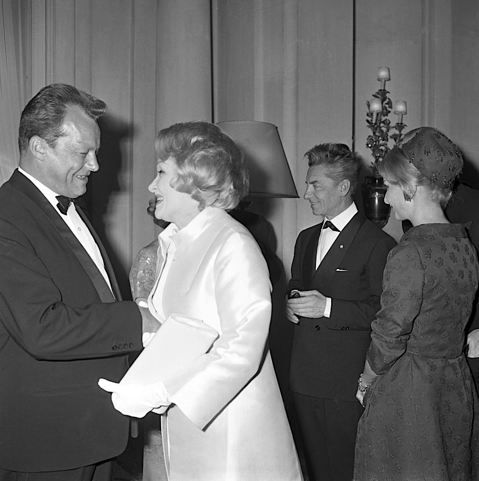 Bundeskanzler Willy Brandt mit Marlene Dietrich (M.) und Herbert von Karajan.