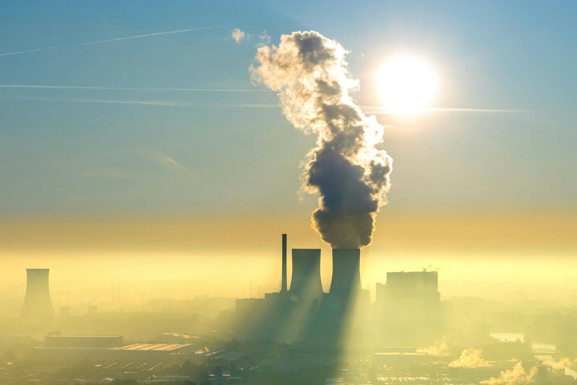 Dampf aus dem Kühlturm eines Kohlekraftwerks: Ab Sonntag ringen rund 200 Staaten bei der Weltklimakonferenz der Vereinten Nationen in Glasgow (COP26) zwei Wochen lang darum, wie die Klimakrise eingedämmt werden kann. 