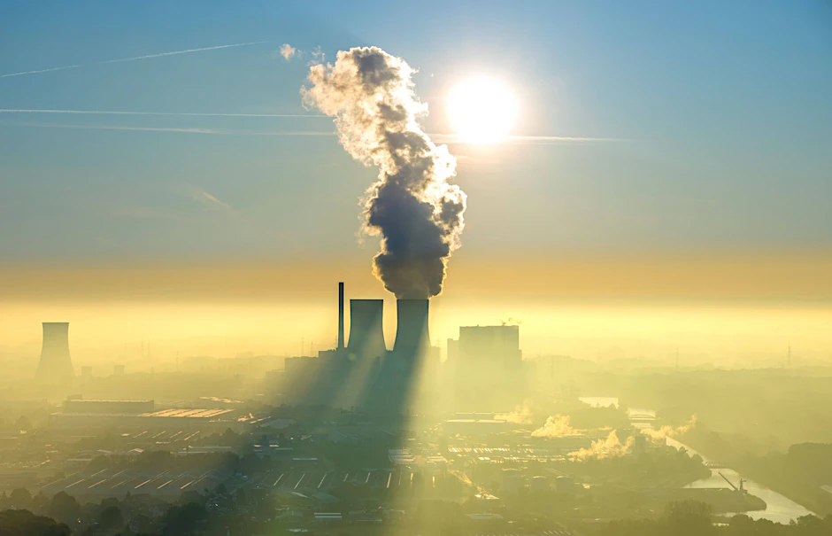 Dampf aus dem Kühlturm eines Kohlekraftwerks: Ab Sonntag ringen rund 200 Staaten bei der Weltklimakonferenz der Vereinten Nationen in Glasgow (COP26) zwei Wochen lang darum, wie die Klimakrise eingedämmt werden kann.&nbsp;