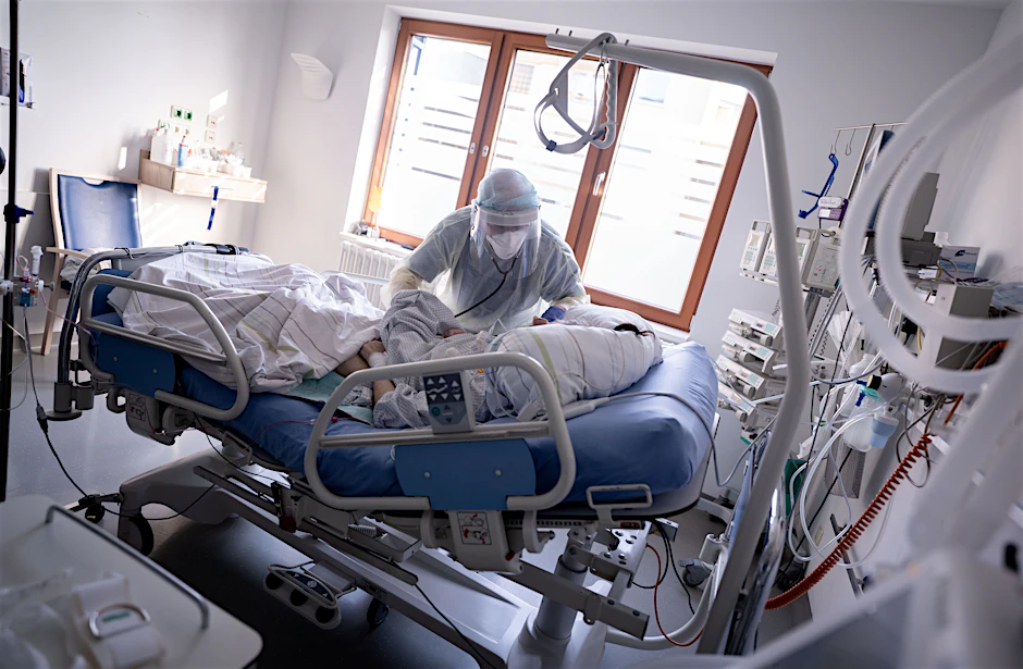 Laut Studie liegen Personen, die&nbsp;Fluvoxamin bekommen haben, weniger lange im Krankenhaus als Unbehandelte (Symbolbild).
