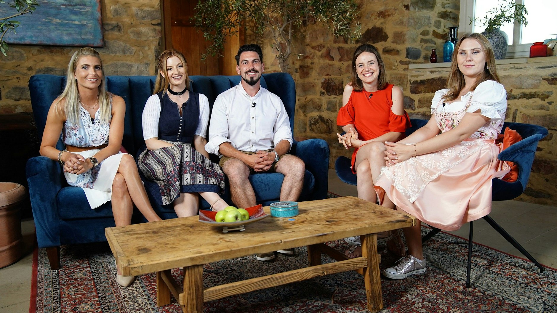 „Bauer sucht Frau“-Biobauer Mathias quatscht beim Scheunenfest mit Sabrina, Melina, Marion und Ewelina (v. l.).