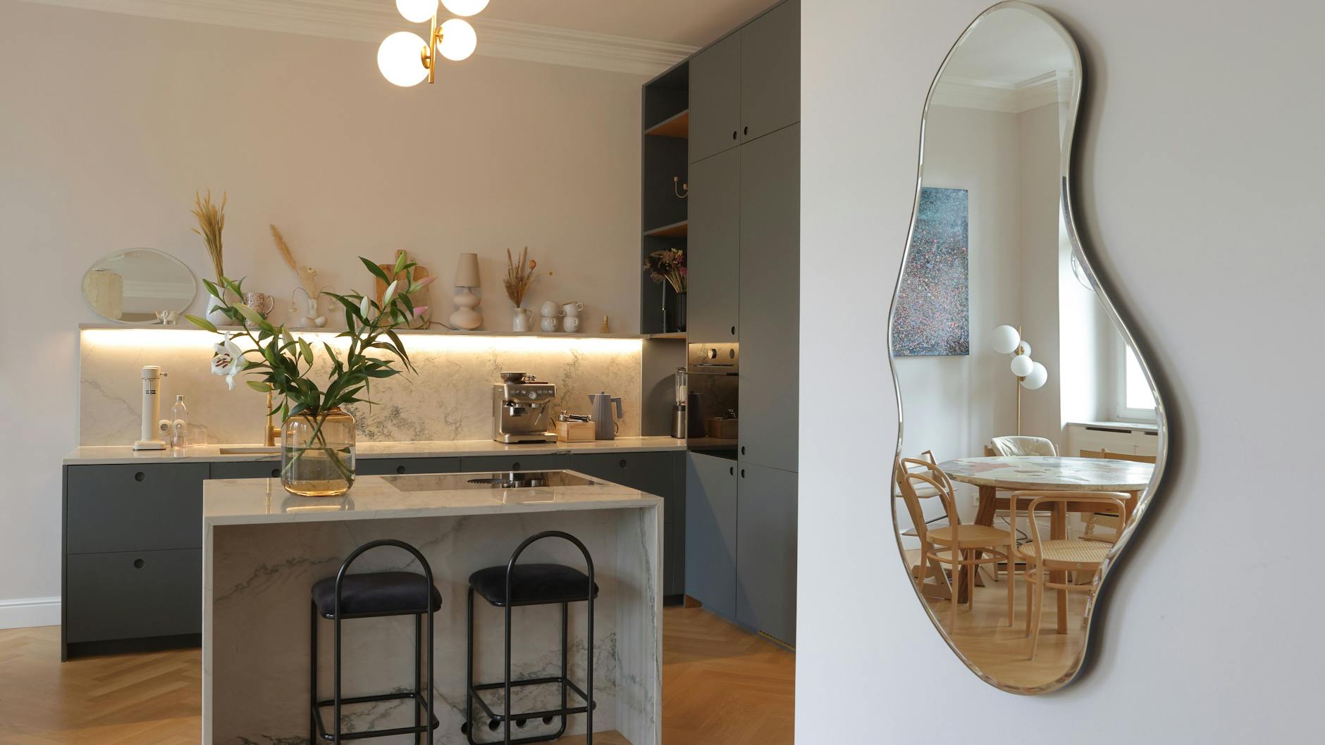 Besser ist das: Statt für Marmor hat sich Weiß beim Küchenblock für weniger empfindlichen Quarzitstein entschieden.