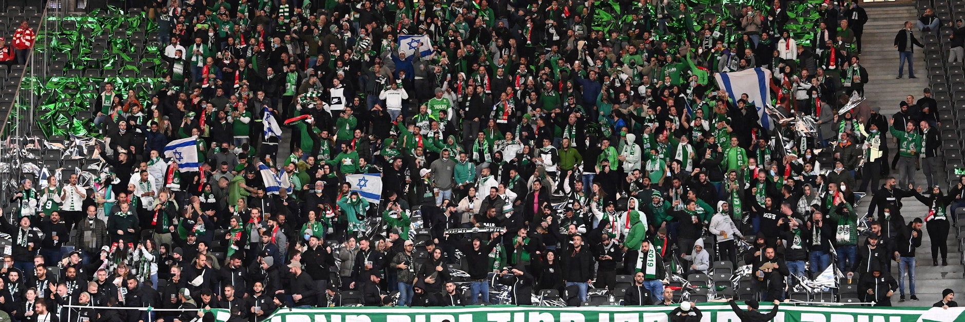 Die Fans von Maccabi Haifa beim Spiel gegen den 1. FC Union im Olympiastadion am 30. September, bei dem es zu vereinzelten antisemitischen Vorfällen gekommen ist.&nbsp;