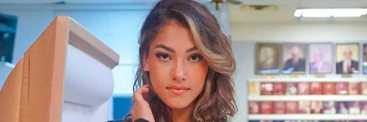 Jayne Rivera posierte vor dem offenen Sarg ihres Vaters.