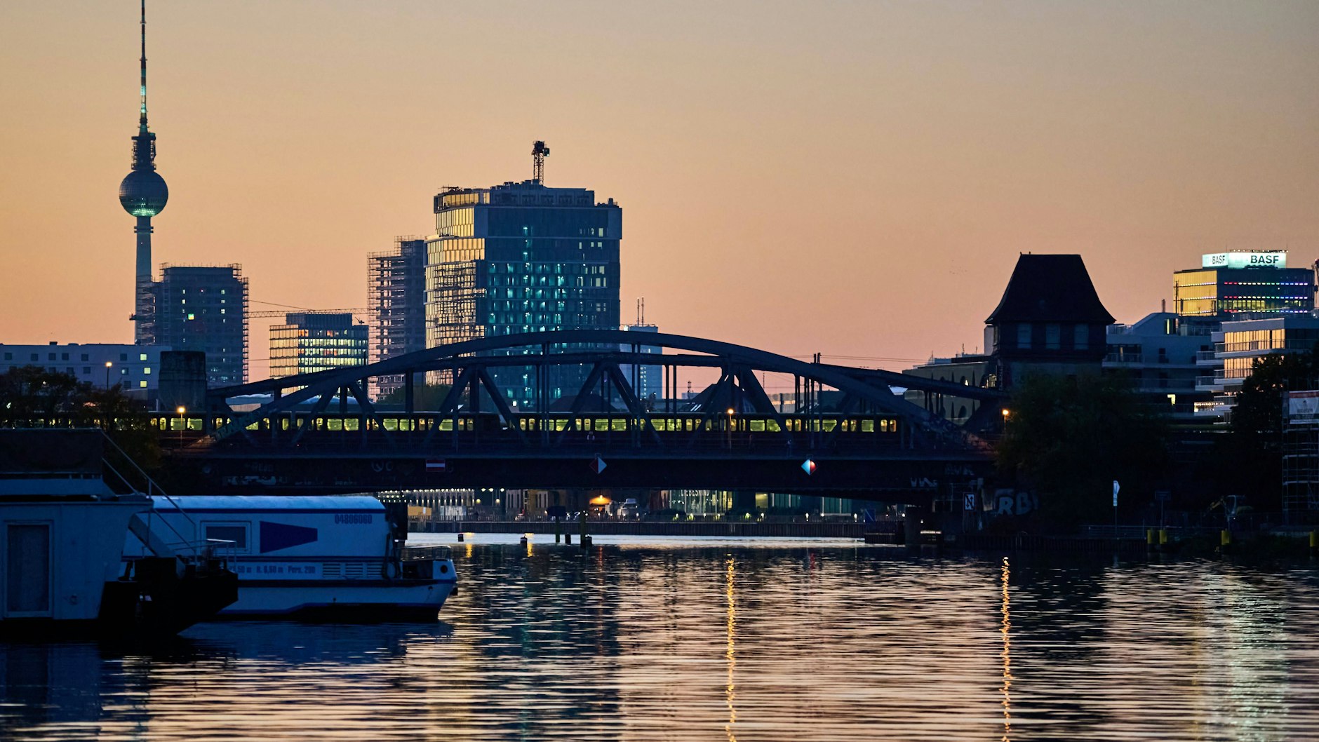 Die Ringbahnbrücken zwischen Treptow und Friedrichhain. Dahinter würde der 17. Bauabschnitt der A100 die Spree überspannen. Allerdings wäre ein Teil der neuen Elsenbrücke im Weg.
