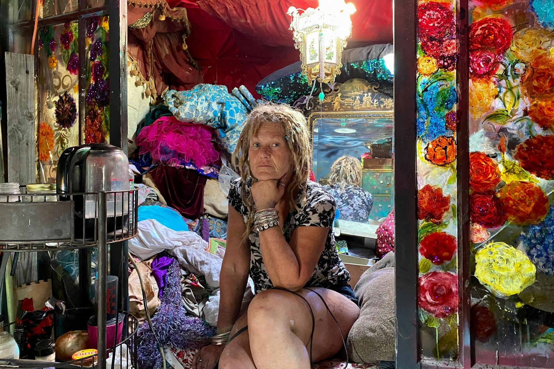 Maven in ihrem Wohnwagen, sie lebt seit zwölf Jahren an der Wood Street in Oakland.