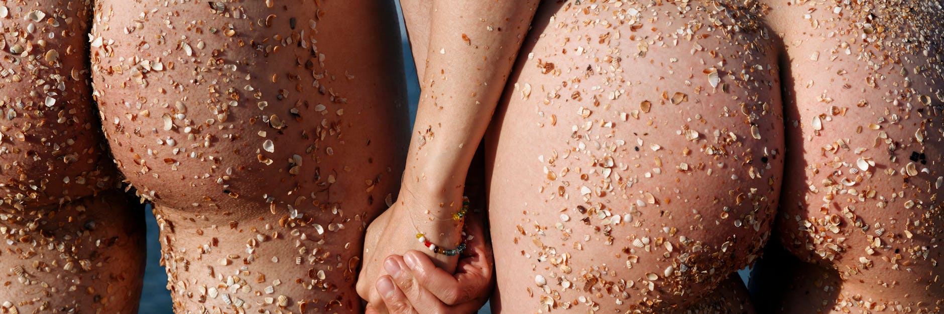 Die Kandidaten bei Adam sucht Eva begegnen sich in einer malerischen Bucht - aber völlig nackt.