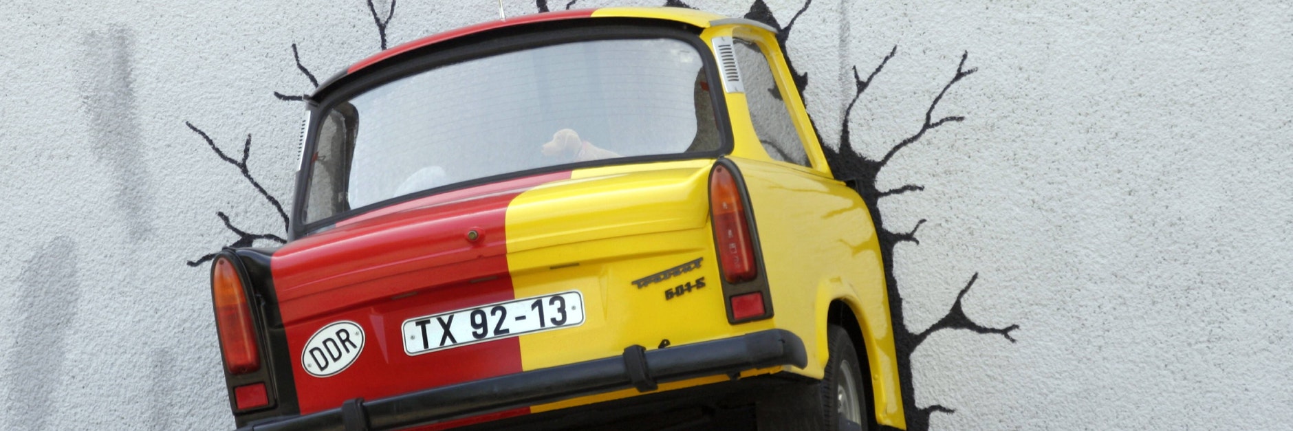 Ein Trabi der DDR steckt in einer Hausmauer fest. Bei vielen echten Unglücken in der DDR war die Stasi stets zur Stelle.