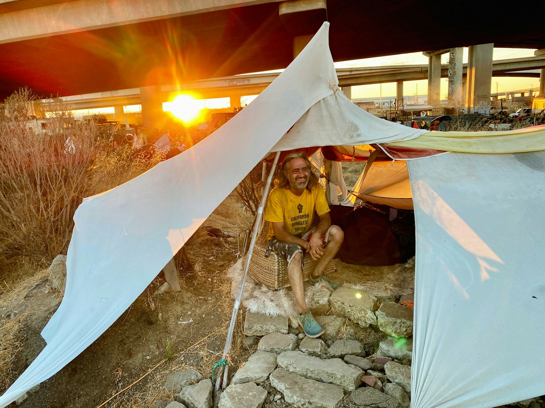 Theo Cedar Jones in seinem Zelt an der Wood Street.