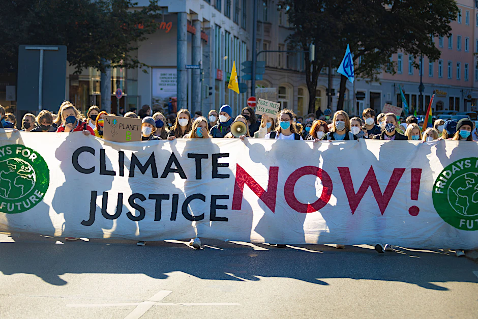 „Klimagerechtigkeit – jetzt!“ steht auf einem Banner der Fridays-for-Future-Bewegung (Symbolbild).