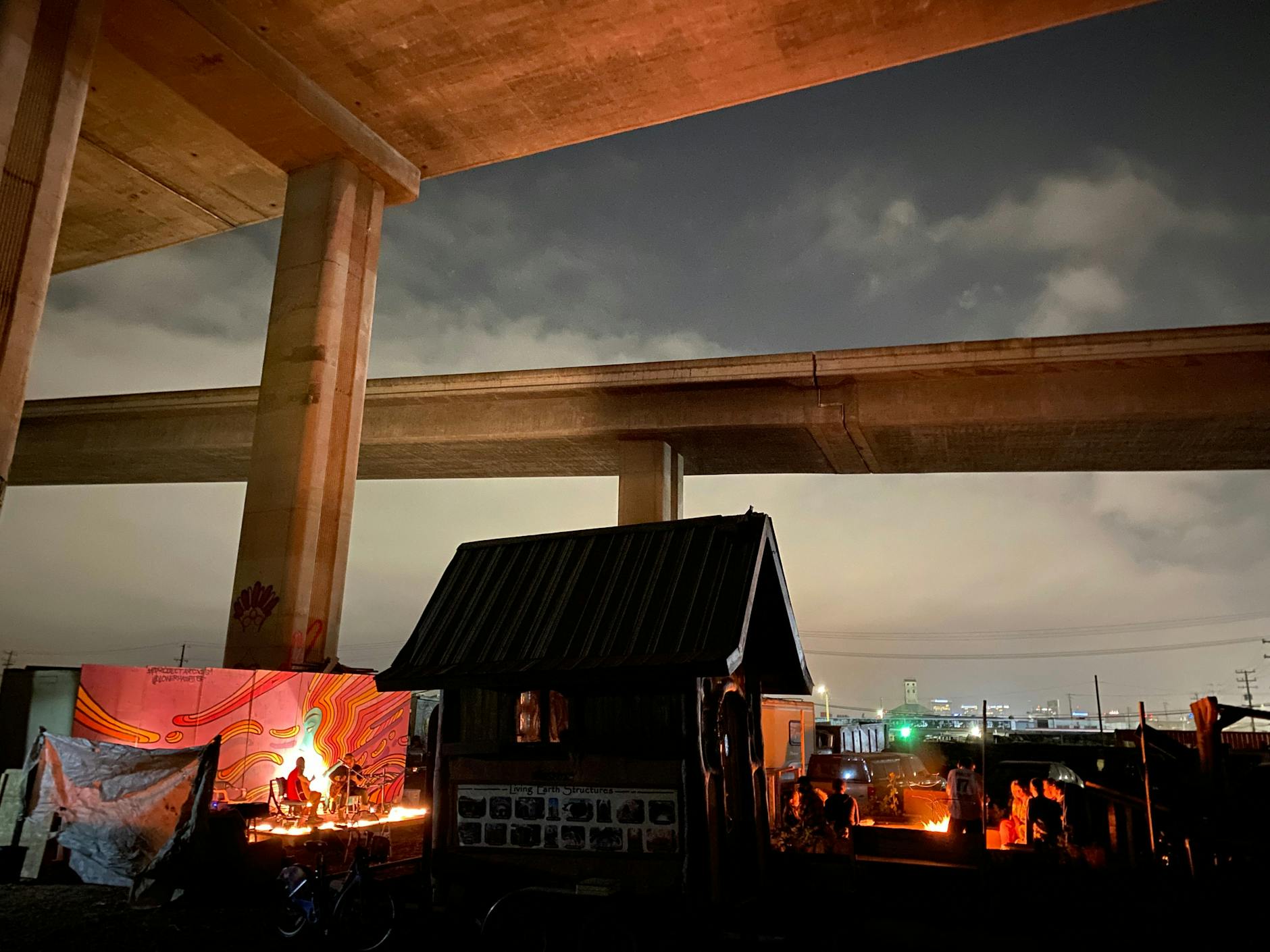 Jeden Sonntag tritt Theo unter dem Freeway auf.