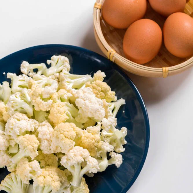 Aus Blumenkohlresten lässt sich im Handumdrehen eine leckere Mahlzeit zaubern. Die Blumenkohl-Käse-Medaillons schmecken einfach nur köstlich.