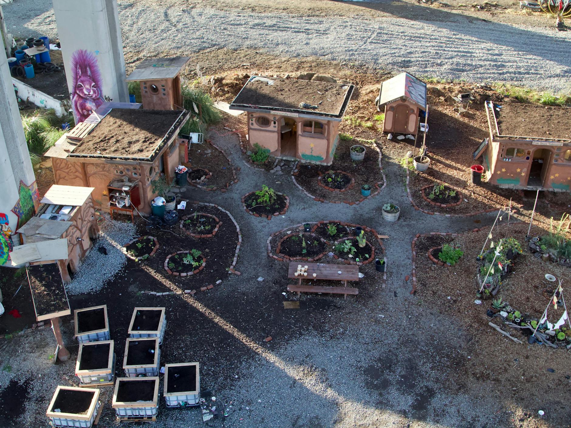 Das Ökodorf unter den Freeways, genannt „Cob on Wood“.<br>