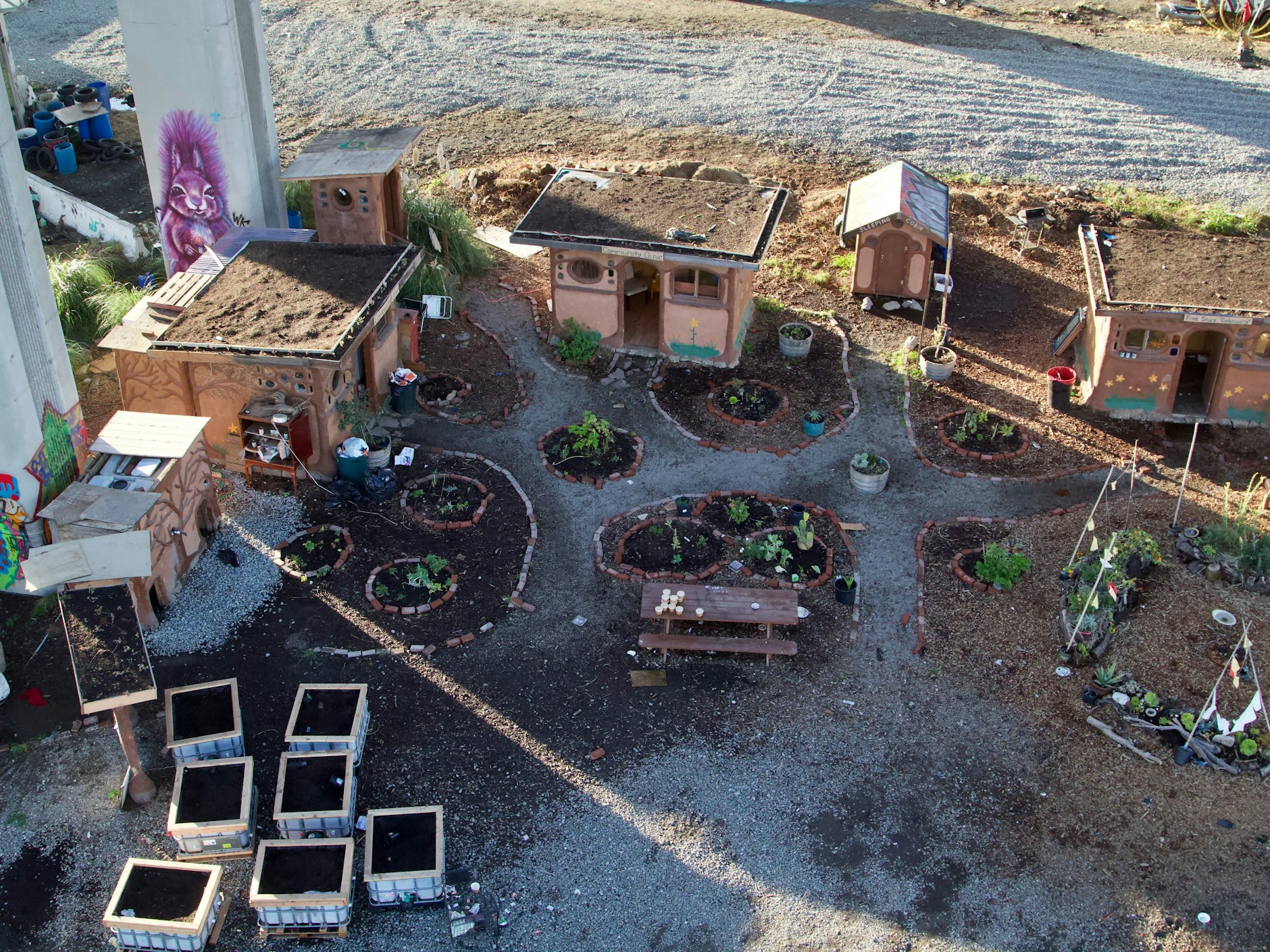 Das Ökodorf unter den Freeways, genannt „Cob on Wood“.<br>