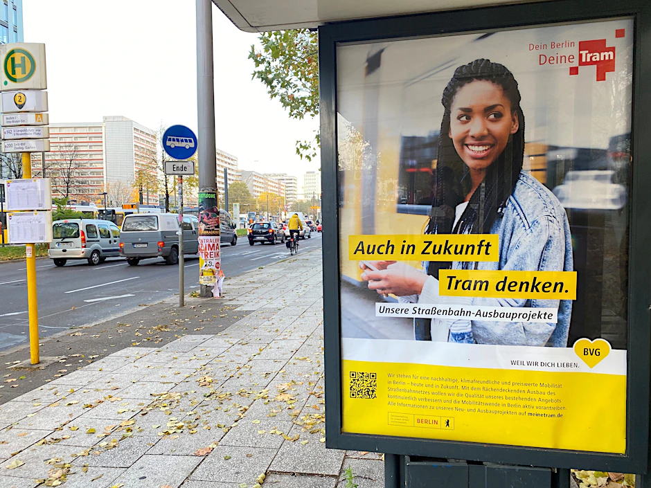 Eine neue Kampagne der BVG macht auf den Straßenbahnausbau aufmerksam. Allerdings wächst das Netz langsam: Die jüngste Streckeneröffnung – in der Invalidenstraße – liegt sechs Jahre zurück.