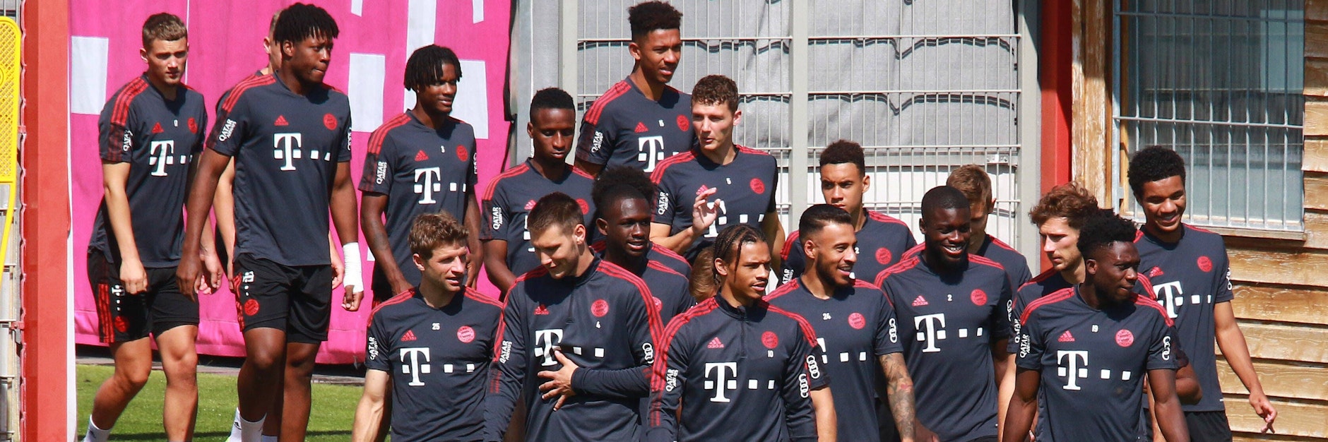 Corentin Tolisso (6.v.r.), rechts neben Leroy Sané, konnte beim FC Bayern nie richtig überzeugen und steht wohl auf dem Abstellgleis.