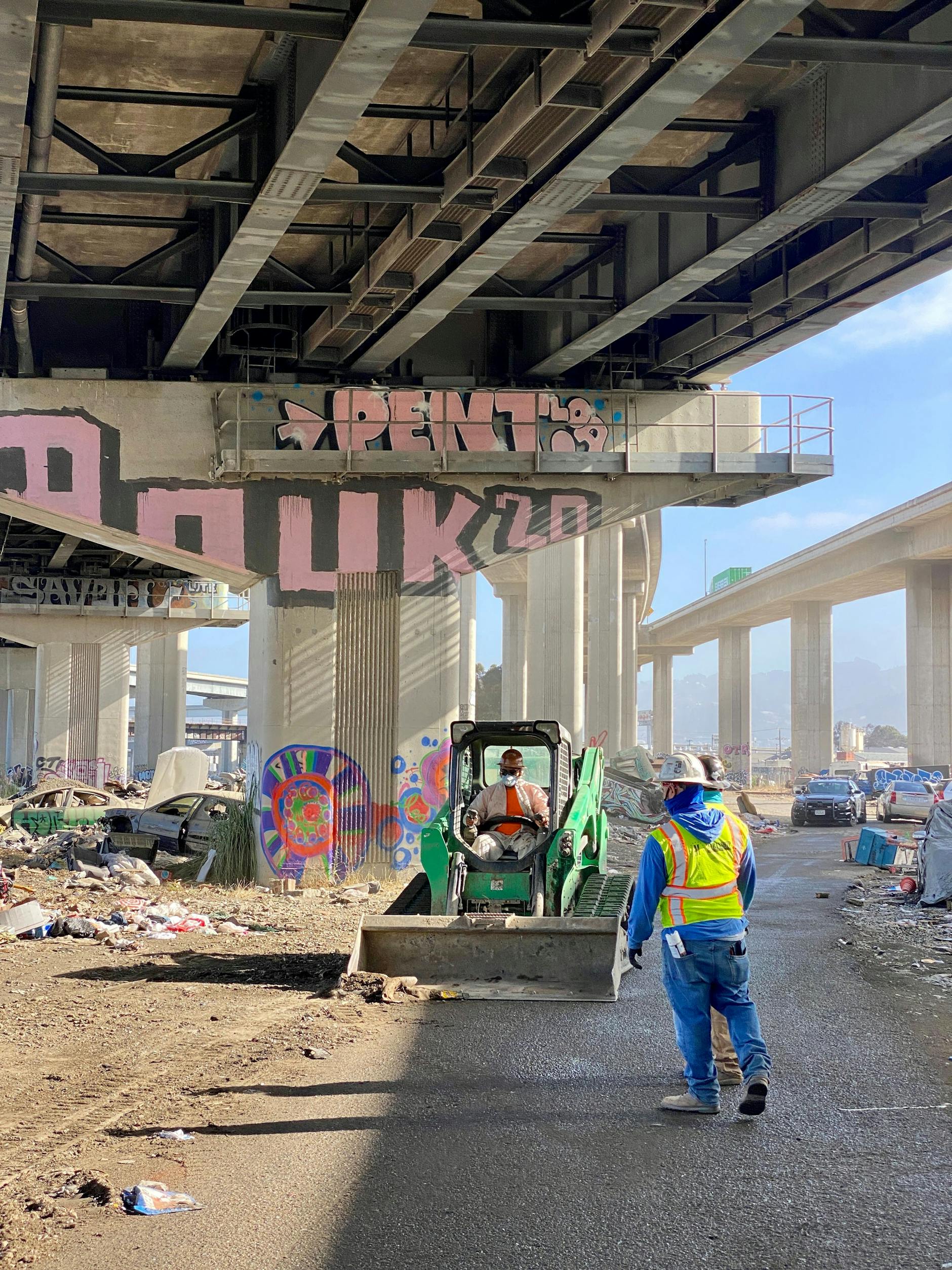 Arbeiter bei einer Aufräumaktion im Auftrag von Caltrans, der Behörde, der ein Teil des Geländes auf der Wood Street gehört.