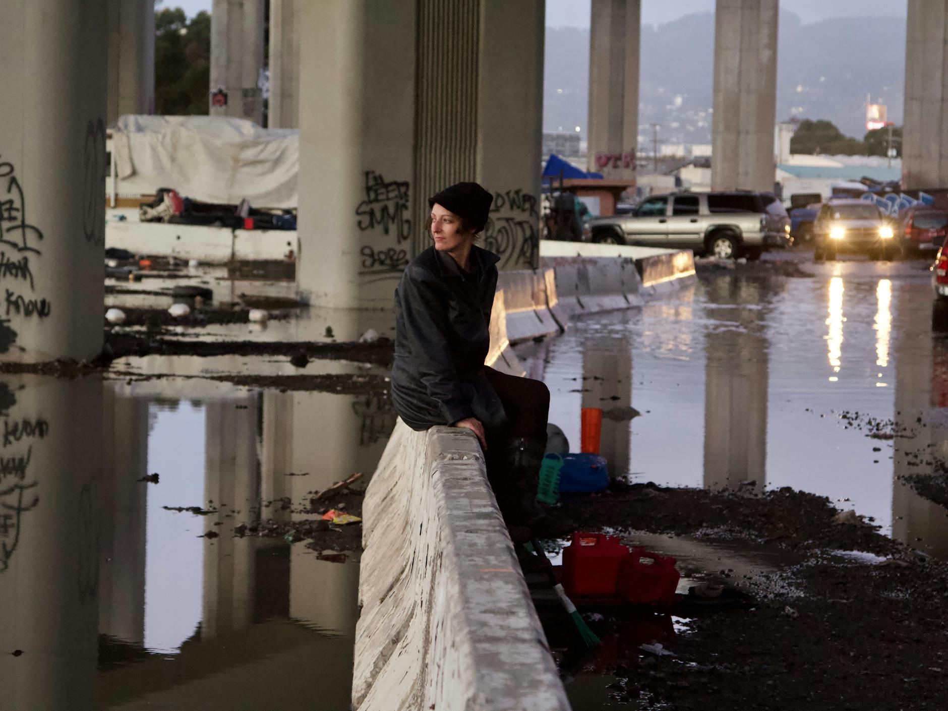 Lydia, die seit Jahren auf der Wood Street lebt, nach den großen Regenfällen, die das Gelände unter Wasser gesetzt haben. 