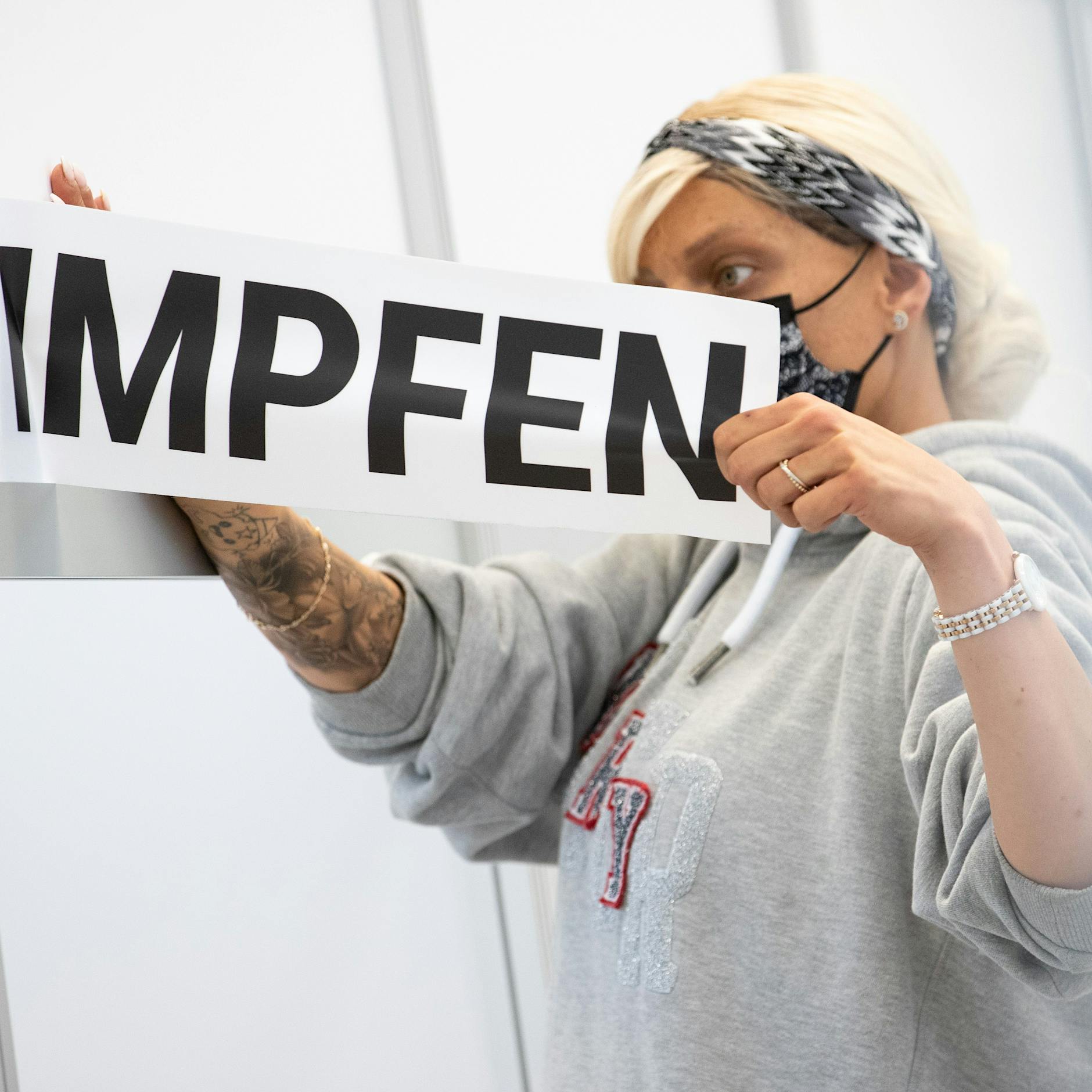 Taugen unsere Impfstoffe nichts? Tausende Fälle von Covid-19 trotz Impfung. Auf einmal soll das ganz normal sein …