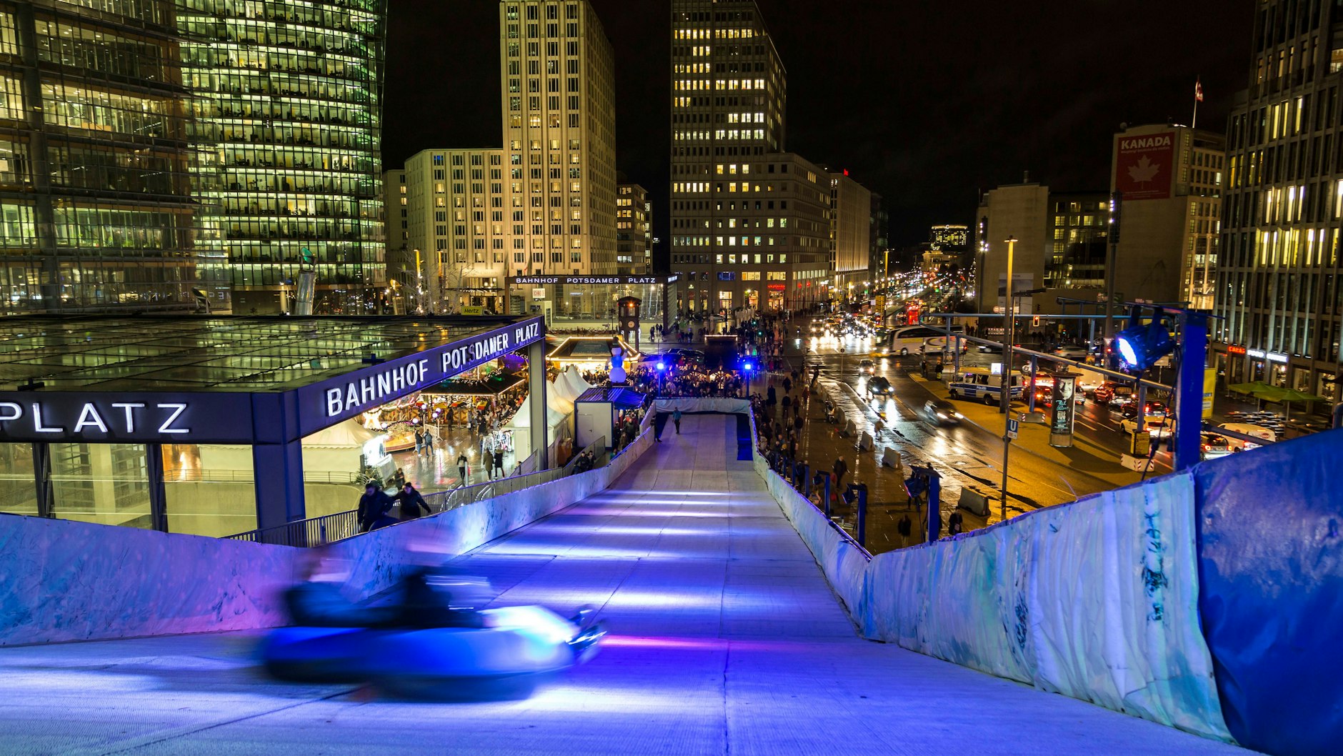 Der Blick von oben auf den Potsdamer Platz macht Laune: Winterlaune.