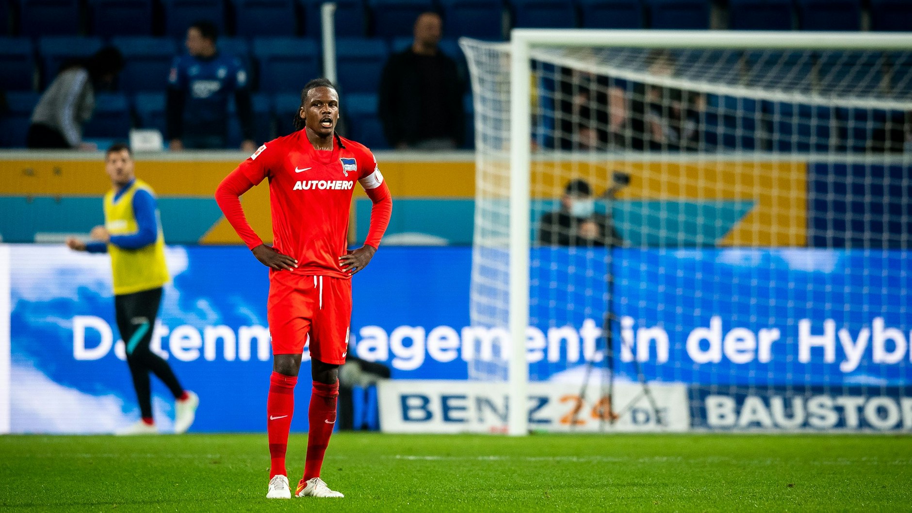 Hertha-Kapitän Dedryck Boyata sah die Rote Karte nach einem rüden Foul an Angelo Stiller.&nbsp;