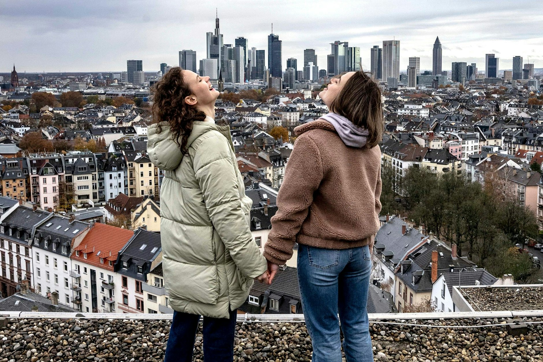 Zwei ungleiche Freundinnen blicken in die Zukunft. Eine von ihnen hat keine.