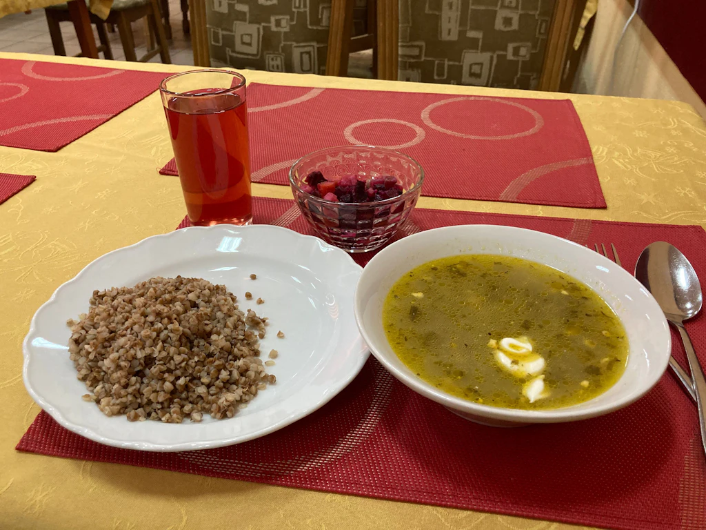 Auf der Suche nach der Schmuddeligkeit: Die Magie der ukrainischen Kantine