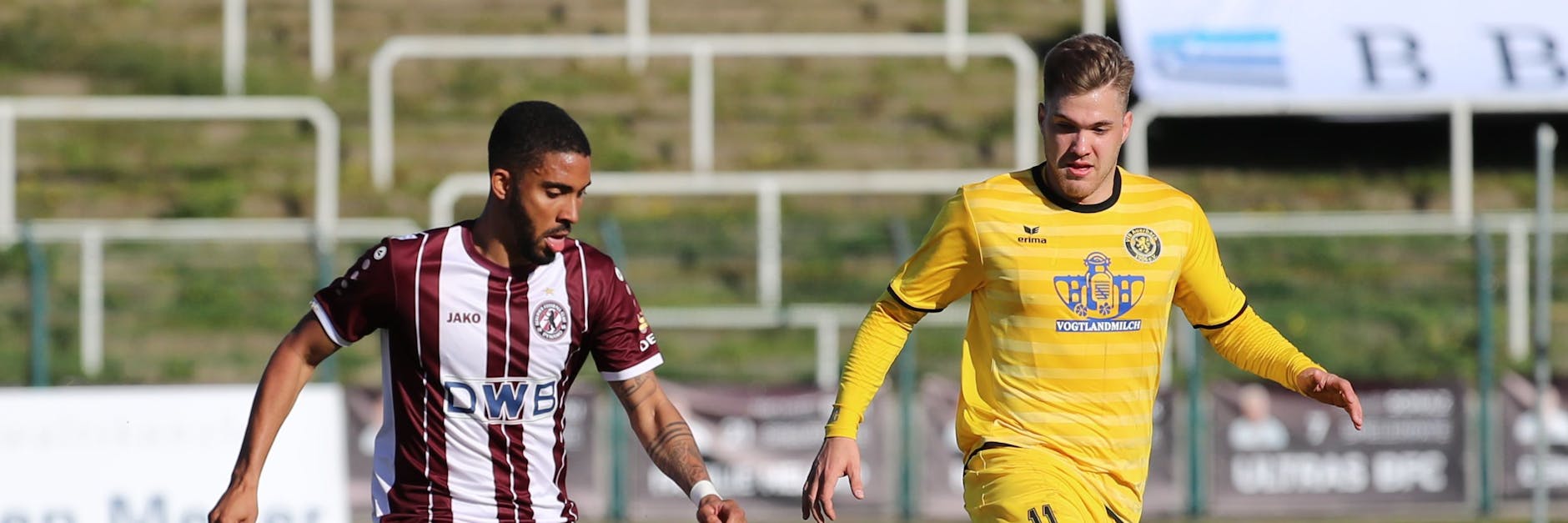 Dynamos Darryl Geurts – hier im Duell mit dem Auerbacher Nico Donner – sollte durch seinen Doppelpack am vergangenen Wochenende Auftrieb bekommen haben.<br>