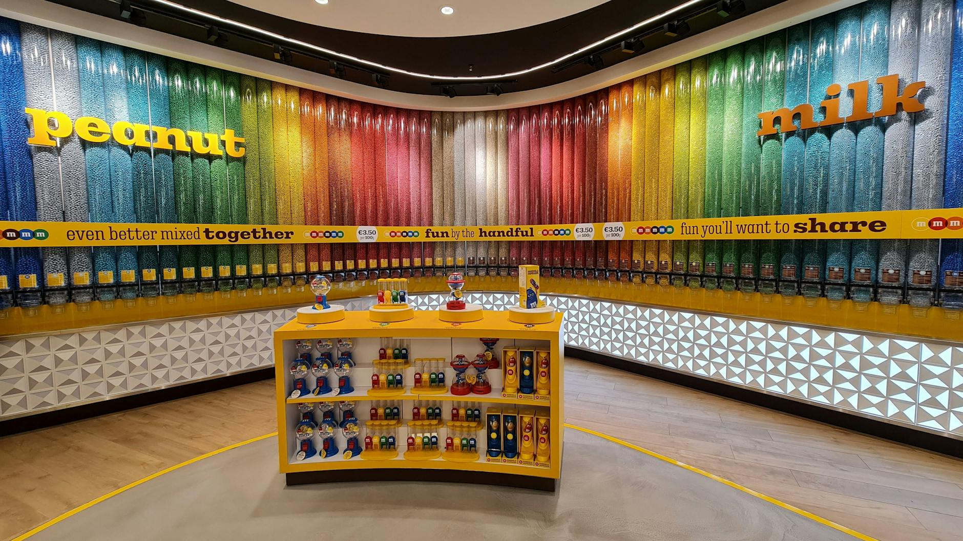 Sinnlos und teuer: der M&M’s Store in Charlottenburg tut nur so, als sei die Welt in Ordnung. 