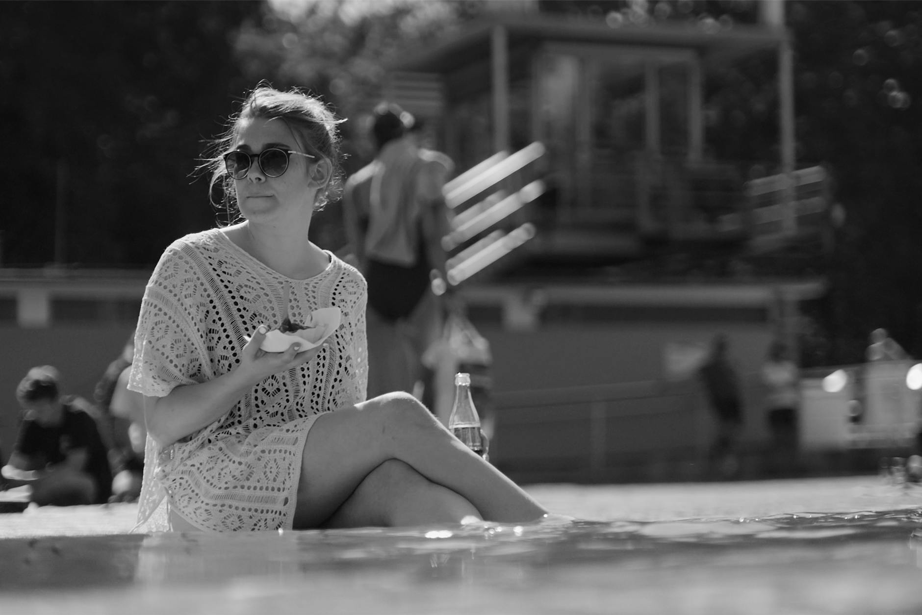 Ronja von Rönne mit Wellenschnitt-Pommes im Prinzenbad