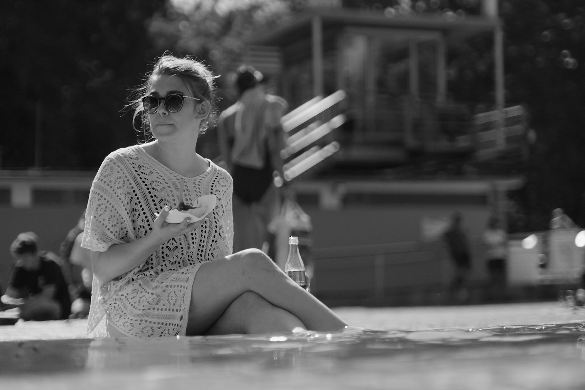 Ronja von Rönne mit Wellenschnitt-Pommes im Prinzenbad
