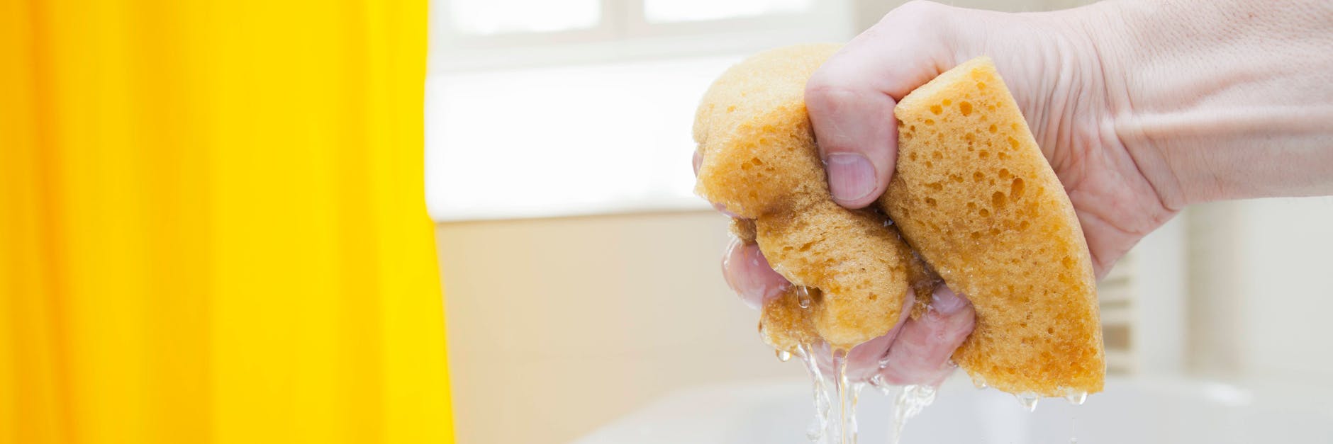 Wer dem Schmutz im Bad den Kampf ansagen will, hat oft vor allem mit den hartnäckigen Ablagerungen zwischen den Fliesen zu kämpfen.