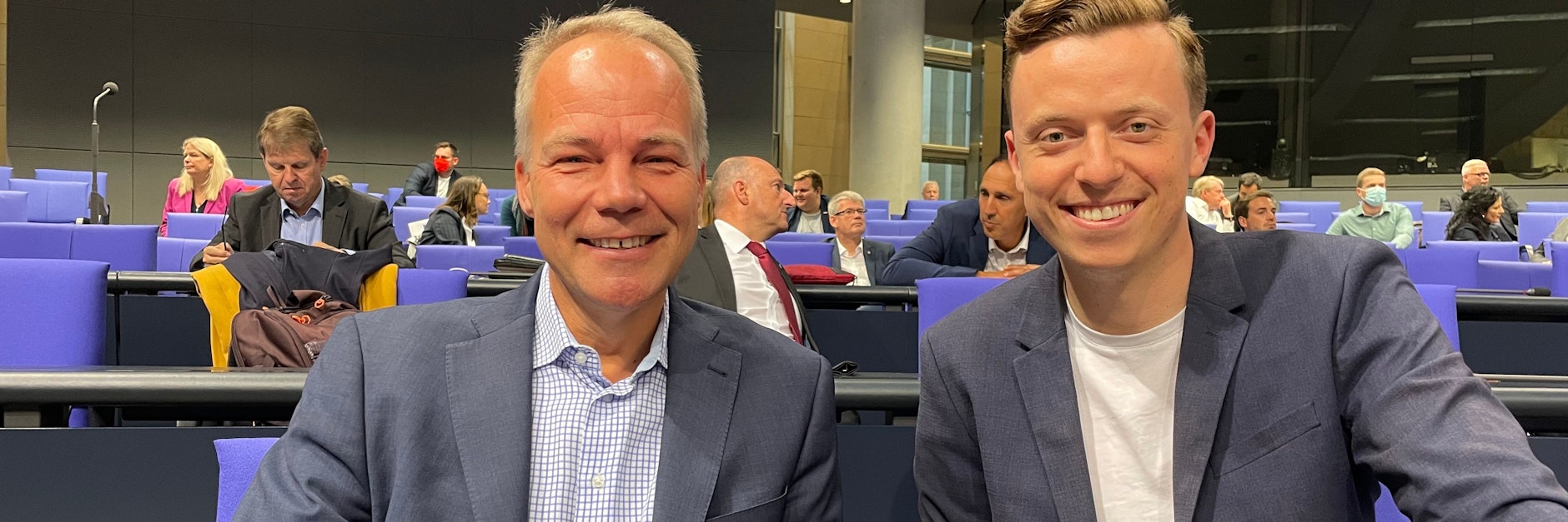 Die SPD-Bundestagsabgeordneten Matthias Miersch (l.) und Adis Ahmetovic bei einer Sitzung der SPD-Bundestagsfraktion.