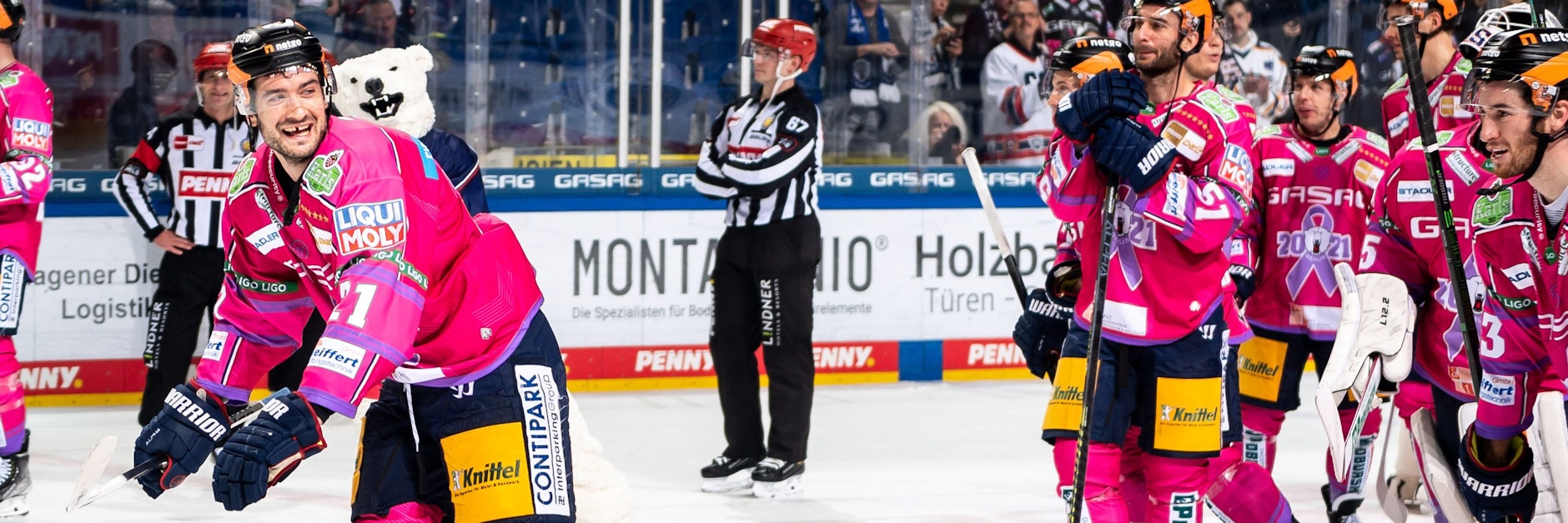 Glücklich führt Giovanni Fiore (l.) nach dem 5:2 gegen Bremerhaven die Eisbären-Welle in Richtung Fans an.