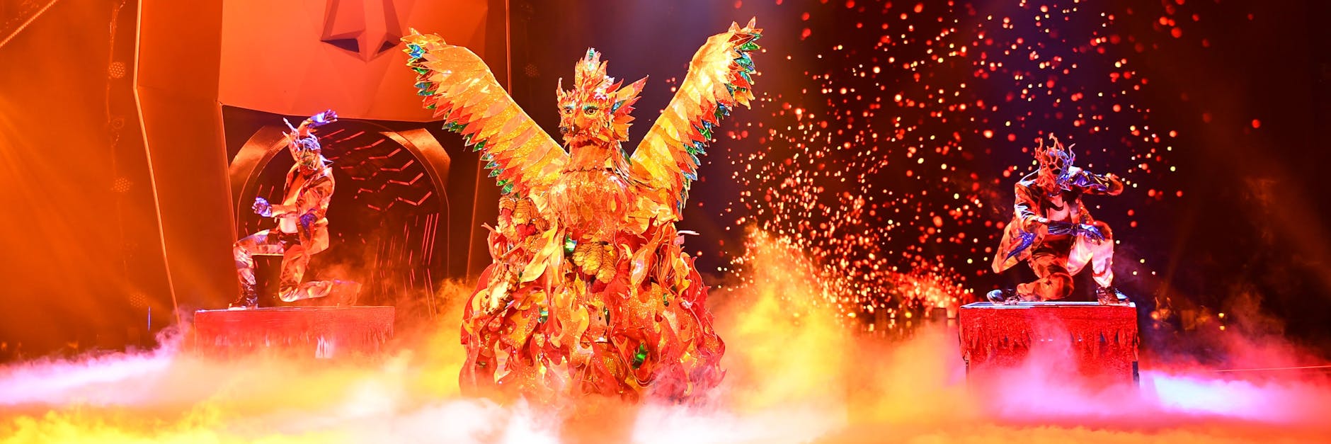 Welcher Promi steckt im Phönix-Kostüm? Das fragen sich viele Zuschauer von „The Masked Singer“.